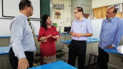 马汉顺（左3）聆听胡美美（左2）解说学校对复课的防疫工作，左为苏海米。