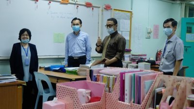 廖伟强（左2起）陪同教育局官员法依芝，巡视銮中依照标准操作程序设置的课室。