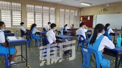 蕉赖翠岭镇国中所有班级都根据社交安全距离安排座位，保障学生的安全。