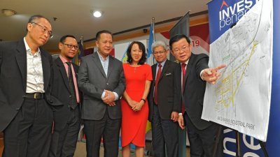 
曹观友（右）宣布医疗技术公司Dexcom将在峇都加湾工业区设新厂，左3起阿都哈林、吕丽莲及扎基尤丁。（摄影：蔡开国）