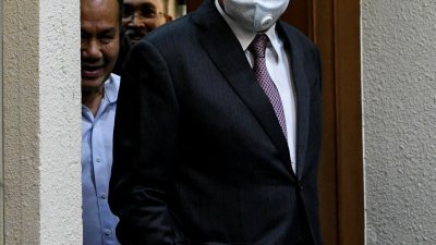 法庭批准控状修改窜改1MDB稽查报告案控状后，纳吉戴口罩步出法庭。