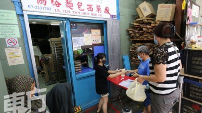 协裕面包西果厂制做的面包和香蕉蛋糕，如今依靠本地客光顾购买。（摄影：刘维杰）