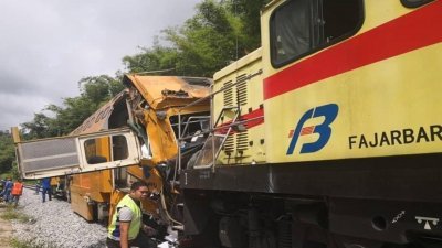 两辆维修铁道的火车不知何故相撞，酿成4人受伤，如今伤者已送往医院治疗。