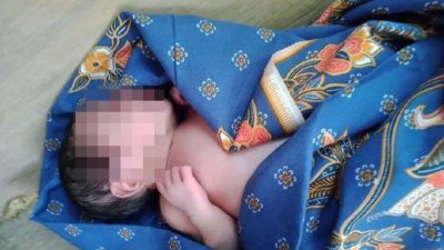 连脐带的初生女婴被发现时，包裹著一匹蓝色峇迪布。
