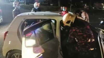 消拯员使用特殊工具撬开车门，救出昏迷不醒的华裔男子。（图由柔州消拯局提供）