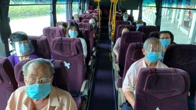 长者在巴士上按照安全社交距离而坐，有者甚至戴上面罩防疫。