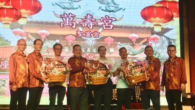 陈江荣（左4起）赠送纪念礼篮予林冠英，左起为陈廷矿、刘志良、邱培栋、黄守群及陈生吉。
