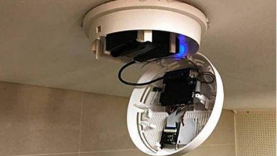 新加坡国立大学女生宿舍 厕所，遭人装设烟雾探测器型的监视器进行偷拍，事件揭发引起关注。