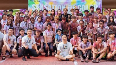 “奇幻霹雳”公司通过举办青少年活动，向参与者介绍该应用程式，前左2起是邓志华、蓝登伟、袁展豪、赖伟杰、蔡崇亿及陆佩仪（前右2）。