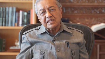 马哈迪以医生身份，向大马人民讲解有关新冠肺炎病毒的危害性。