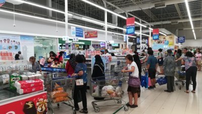 随著政府宣布我国新冠肺炎疫情提升至“晚期遏制”级别后，槟城的超市在周一再次涌现采购乾粮及日常用品的人潮。