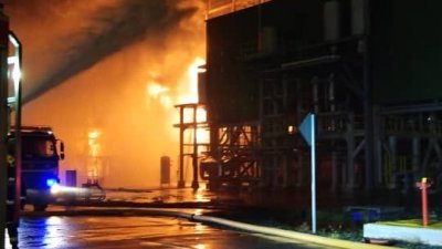 边佳兰国油综合提炼中心周日晚爆炸起火，火光冲天，场面骇人。