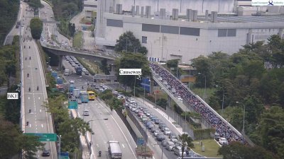 周二下午2时40分，新加坡兀兰关卡有大批车辆等待出境。