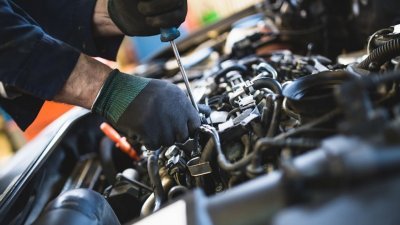 属于非基本需求服务的汽车维修业，被允许在最低限度人员工作的情况下营业。