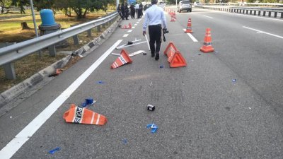 电召车司机没注意警方设下的路障，直接撞坏现场的路障板、5个路锥及2个灯标。

