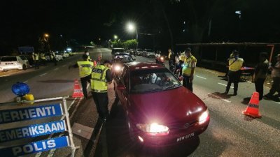 波德申警方展开路检，确保民众遵守“行动管制令”。