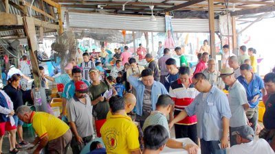 连日来高渊港口渔民码头每天有逾百外人来抢购鱼虾，令村民担心会传播疫情。
