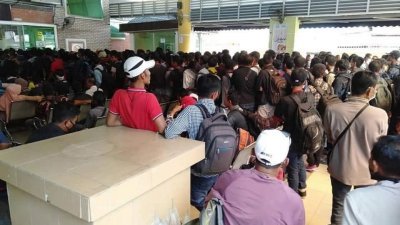 龟咯国际码头人山人海，聚集大批等待返回印尼的外劳。（受访者提供）