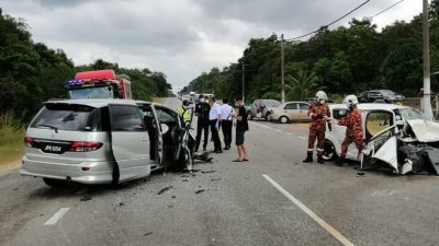 丰盛港兴楼路周六下午发生严重车祸，一名女司机遭夹毙车内。