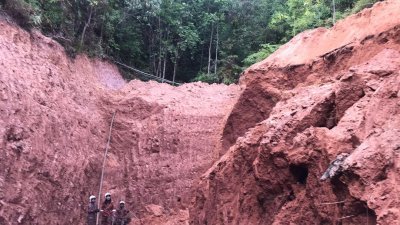 2名员工在进行挖掘活动时忽遭土崩，消防局事后进行搜索工作，迄今还没发现踪迹。