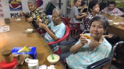 孤老院如今会善用有限的食材，筹备一日三餐。图为协德温馨之家准备了金瓜糕和白果薏米腐竹糖水给老人享用。
