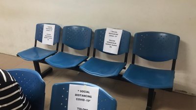 政府诊所的座位需相隔一个位子，以免人们太靠近。