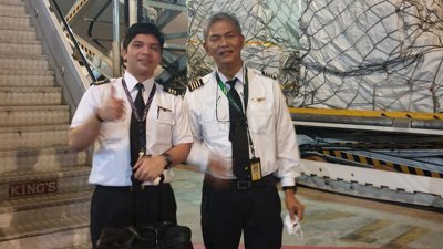 哈斯努（右）与副机师哈兹万日前一同飞往上海，负责运送救援物资回国。
