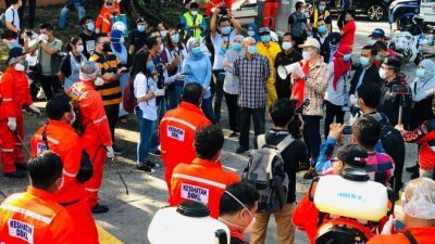 李文材批评安努亚慕沙（右侧戴帽，持扩音器者）周六在吉隆坡出席消毒活动时，没有与记者和部门人员等保持社交距离。