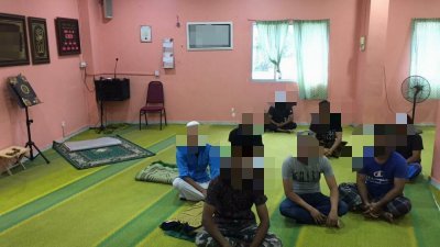 8名外劳在防疫期间聚集在祈祷室内，违反防疫禁令而被警方逮捕。