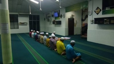 吉辇13名穆斯林无视行动管制令期间，坚持前往清真寺进行宵礼，结果在礼毕后遭警方扣捕。（照片公众提供）