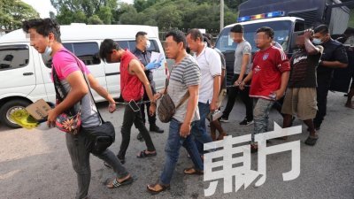47名男女无视行动管制令，以及阻碍警员执法而被捕，周一被警方押送至新山推事庭面控。（摄影：刘维杰）