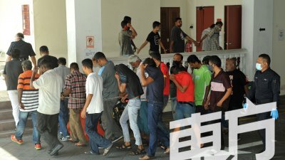 槟岛有33人因不遵守行动管制令，而于周二被带到乔治市法庭提控。（摄影：蔡开国）