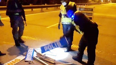 在芙蓉万茂警局前设立的路障，遭疑醉酒的华裔司机横冲直撞，将告示牌撞毁，所幸无任何警员伤亡。