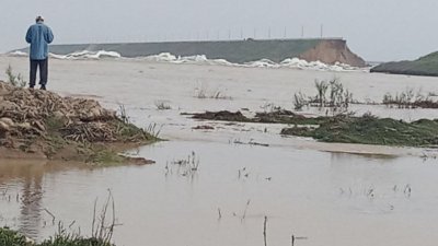 萨尔多巴水坝周五发生溃堤后，大水不断涌入附近村庄，所有房屋、道路和树林都淹没在水中，只露出屋顶和树梢。（图取自自由欧洲电台／自由电台）