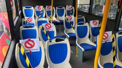 雪州精明巴士除了会定时消毒，也会为座位贴纸，提醒乘客维持社交距离。