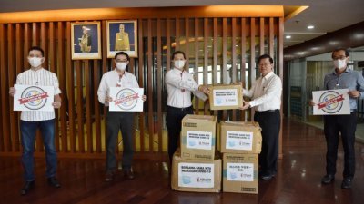 曹观友（右2）代表接领帝亿置地捐献给槟州公务员的8000片口罩，价值1万2000令吉。