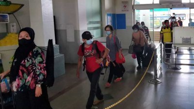 政府宣布允许民众跨州返乡后，约130人乘搭电动火车由吉隆坡出发返往怡保。