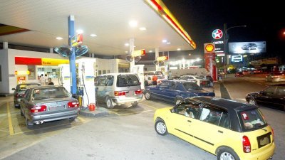 霹州政府宣布，进入有条件行管令后，州内所有油站可以24小时营业。（档案照）