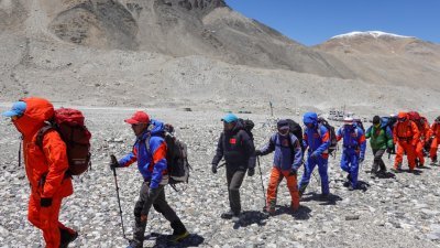 登山队伍周三离开珠峰大本营，向更高海拔进发。当天，2020珠峰高程测量登山队伍在珠峰大本营举行出发仪式，30多名队员从大本营出发，开启珠峰高程登顶测量。（图取自中新社）