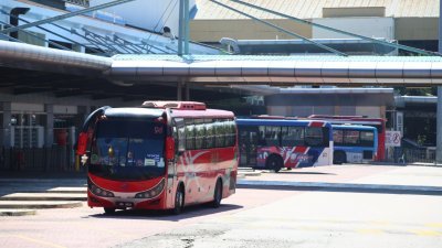 新山拉庆巴士总站再次宣布暂停所有跨州长途巴士服务。（档案照）