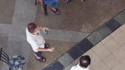 新加坡4名大叔不顾阻断措施，聚集在一起聊天、喝酒。