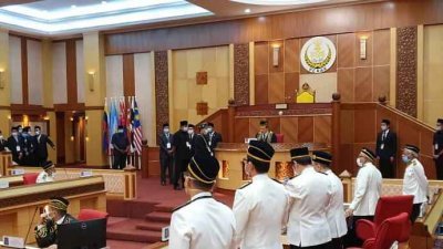 霹州希盟质疑在周二进入议会厅的“黑衣人”来历，惟州议会秘书则澄清是工作人员。