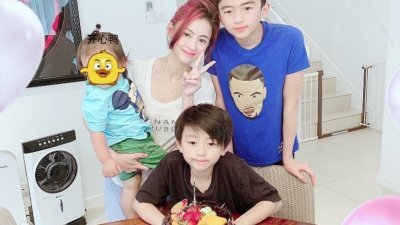 张柏芝首次晒出与3个儿子的同框合照，小儿子的发色却引起网民热议。