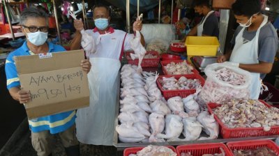 莫哈末阿菲兹的鸡档，目前以每公斤9令吉50仙售卖肉鸡。