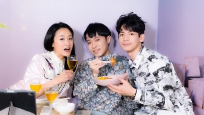 台湾主持人海裕芬（左起）、吴青峰和演员林柏宏在线上畅聊MV的拍摄过程。