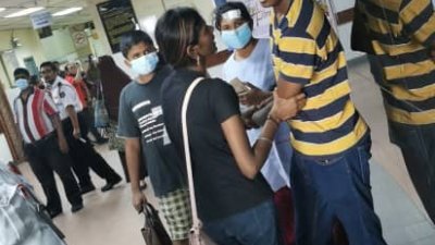 多名印裔男女在医院急救室前上演全武行，过程被人拍摄及上传至社交媒体。（视频截图）