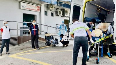 救护车抵达峇株巴辖政府医院后，颜碧贞（左起）与傅恿駺陪同唐丽娟家人，为唐丽娟安排入院手续。