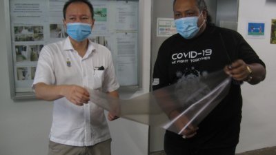 王康立（左）与产业管理公司的主任沙尼展示抗菌铜膜。