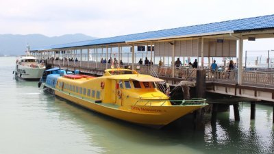 开斋节来临，近日已有不少民众乘载客船返邦咯岛。