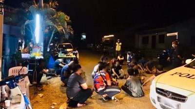 野新20名青年因开斋节晚非法群聚而全数遭警方带回警局调查。（取自网络）